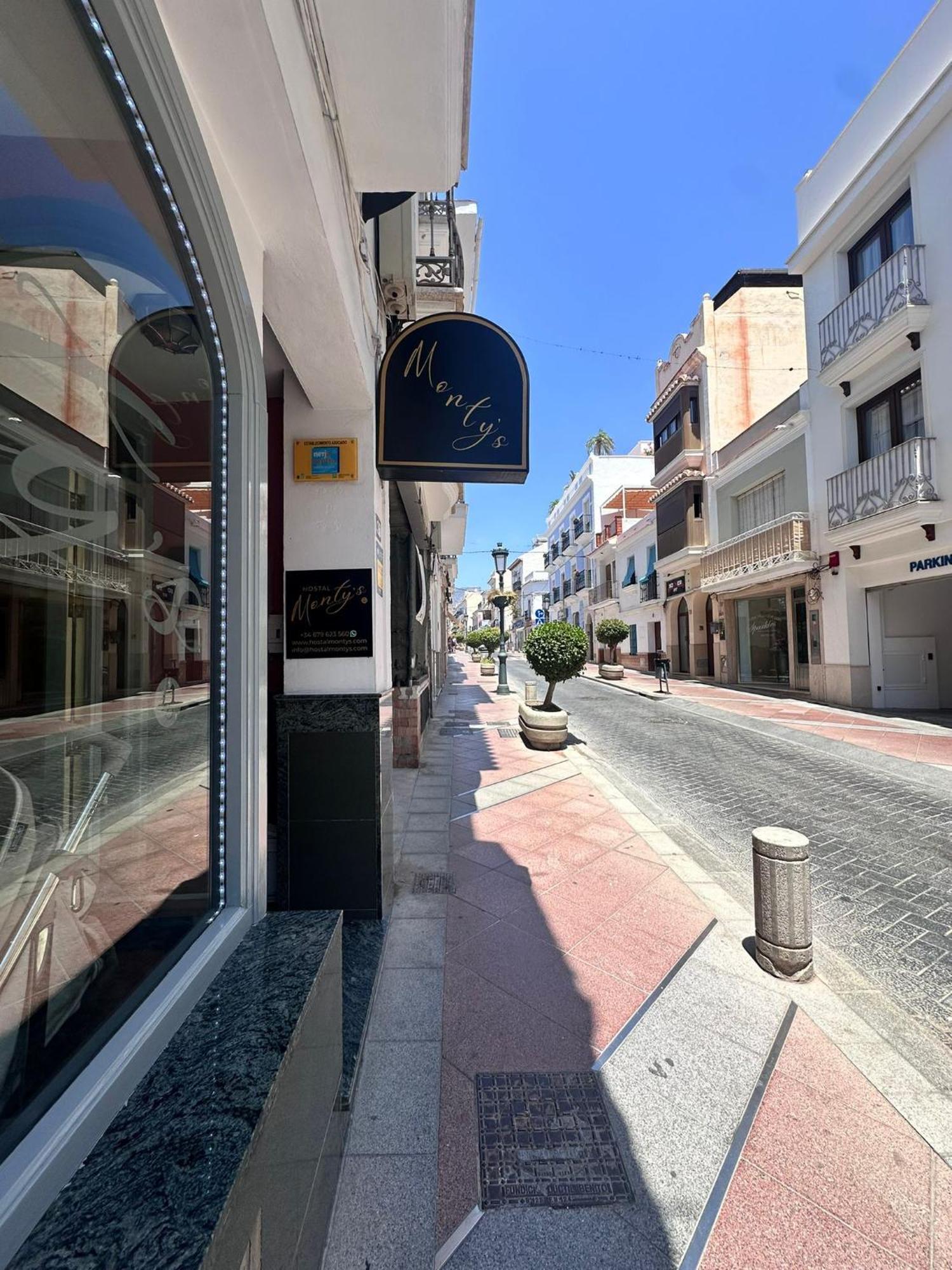 Hostal Montys Nerja Exterior photo